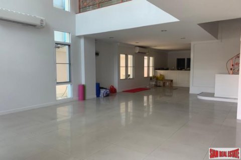 Casa de 5 dormitorios en Bangkok, Tailandia № 194053 - foto 4