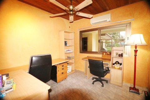 Casa de 4 dormitorios en Udon Thani, Tailandia № 167250 - foto 24