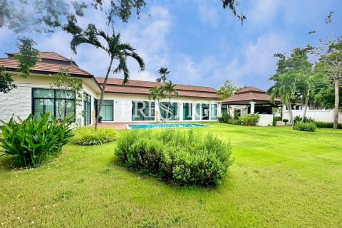 House in Pattaya, Thailand 4 bedrooms № 198357