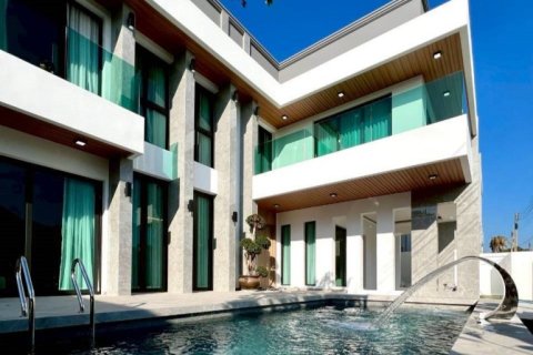 Casa de 5 dormitorios en Pattaya, Tailandia № 194710 - foto 3