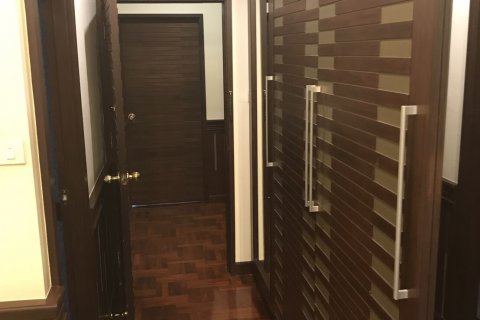 Condominio de 4 dormitorios en Bangkok, Tailandia № 143676 - foto 12