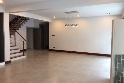 Casa de 5 dormitorios en Bangkok, Tailandia № 143680 - foto 4
