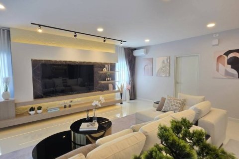 Casa de 4 dormitorios en Samut Prakan, Tailandia № 173009 - foto 3