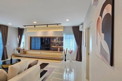 Casa de 4 dormitorios en Samut Prakan, Tailandia № 173009 - foto 7