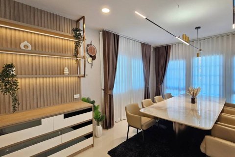 Casa de 4 dormitorios en Samut Prakan, Tailandia № 173009 - foto 5