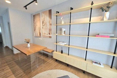 Casa de 4 dormitorios en Samut Prakan, Tailandia № 173009 - foto 8