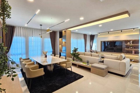 Casa de 4 dormitorios en Samut Prakan, Tailandia № 173009 - foto 2