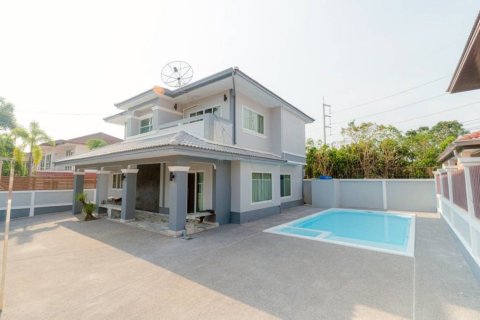 House in Pattaya, Thailand 4 bedrooms № 173004