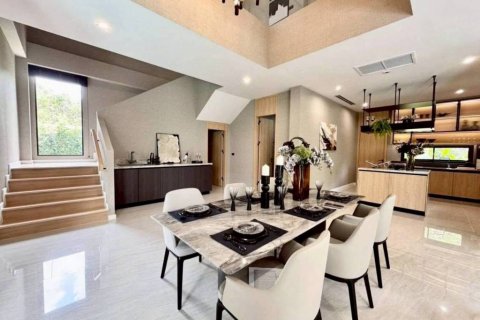 Chalet de 5 dormitorios en Pattaya, Tailandia № 134511 - foto 4