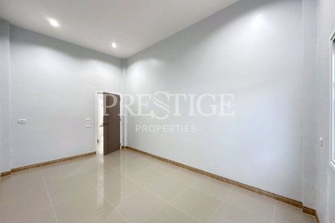 Casa de 3 dormitorios en Pattaya, Tailandia № 208968 - foto 14