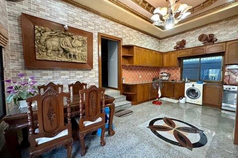 Casa de 6 dormitorios en Pattaya, Tailandia № 70221 - foto 11