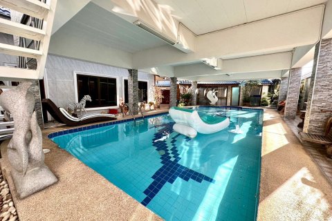 Casa de 6 dormitorios en Pattaya, Tailandia № 70221 - foto 3