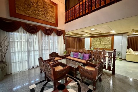 Casa de 6 dormitorios en Pattaya, Tailandia № 70221 - foto 15