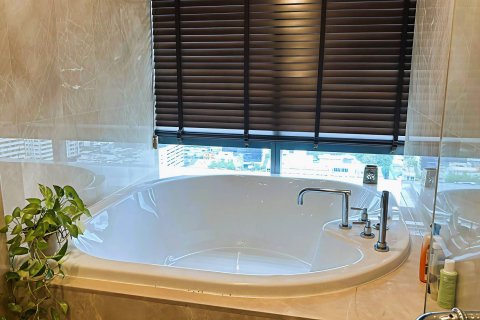 Ático de 3 dormitorios en Bangkok, Tailandia № 180558 - foto 11