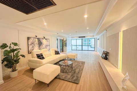 Condo in Bangkok, Thailand, 3 bedrooms  № 180561