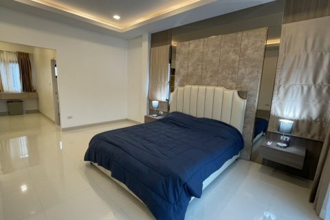 Casa de 4 dormitorios en Bang Lamung, Tailandia № 118420 - foto 24