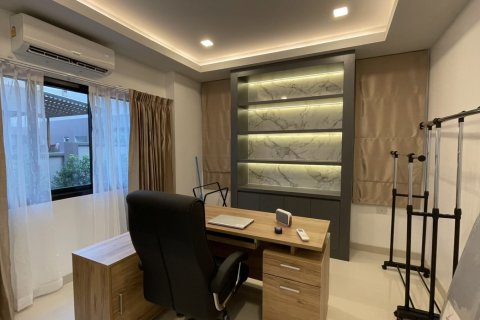 Casa de 4 dormitorios en Bang Lamung, Tailandia № 118420 - foto 15