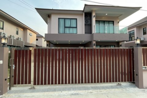Casa de 4 dormitorios en Bang Lamung, Tailandia № 118420 - foto 2