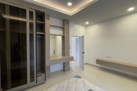 Casa de 4 dormitorios en Bang Lamung, Tailandia № 118420 - foto 16