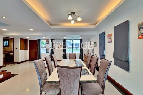 House in Pattaya, Thailand 3 bedrooms № 198063 - photo 8