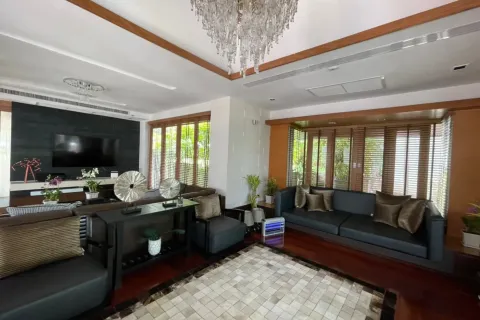 Chalet de 5 dormitorios en Pattaya, Tailandia № 169270 - foto 3