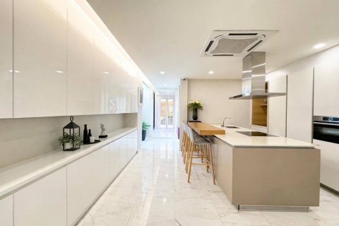 Casa de 5 dormitorios en Bangkok, Tailandia № 233619 - foto 8