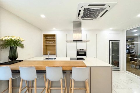 Casa de 5 dormitorios en Bangkok, Tailandia № 233619 - foto 9