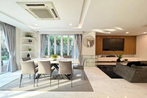Casa de 5 dormitorios en Bangkok, Tailandia № 233619 - foto 2