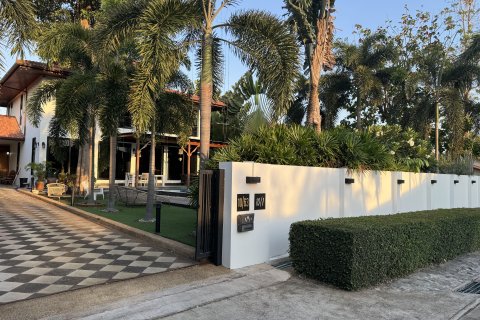 Chalet de 4 dormitorios en Pattaya, Tailandia № 164450 - foto 2