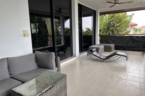 Chalet de 4 dormitorios en Pattaya, Tailandia № 164450 - foto 16