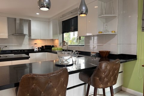 Chalet de 4 dormitorios en Pattaya, Tailandia № 164450 - foto 7