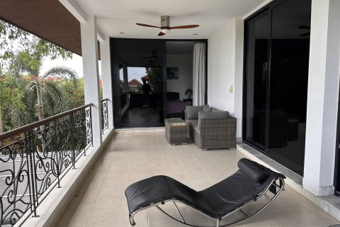 Chalet de 4 dormitorios en Pattaya, Tailandia № 164450 - foto 18