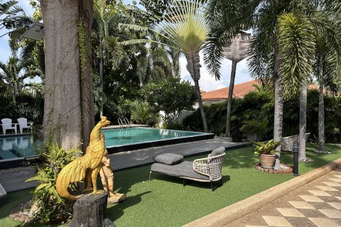 Chalet de 4 dormitorios en Pattaya, Tailandia № 164450 - foto 3