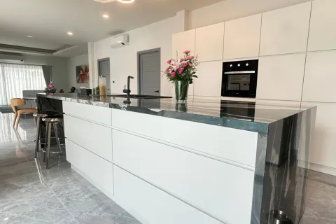 Chalet de 4 dormitorios en Pattaya, Tailandia № 155691 - foto 9