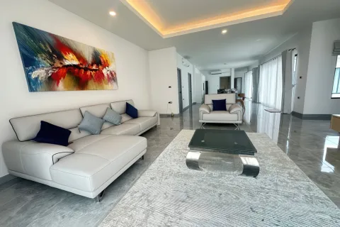 Chalet de 4 dormitorios en Pattaya, Tailandia № 155691 - foto 4