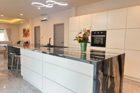 Chalet de 4 dormitorios en Pattaya, Tailandia № 155691 - foto 10
