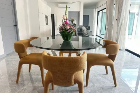 Chalet de 4 dormitorios en Pattaya, Tailandia № 155691 - foto 6