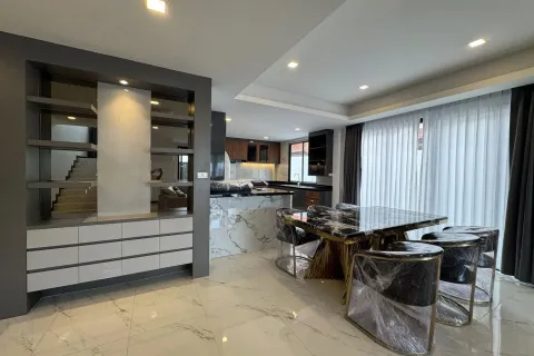 Casa de 6 dormitorios en Pattaya, Tailandia № 155693 - foto 13