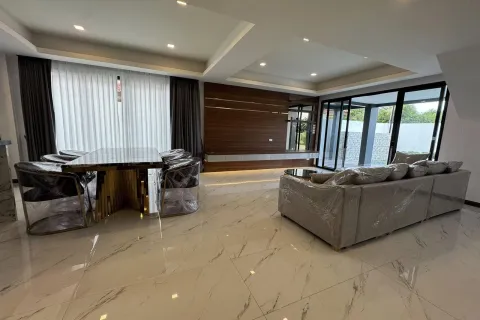 Casa de 6 dormitorios en Pattaya, Tailandia № 155693 - foto 11