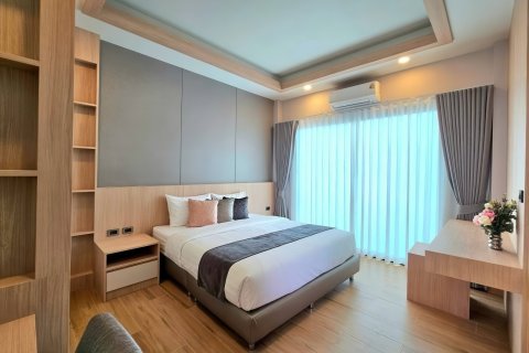 Chalet de 5 dormitorios en Pattaya, Tailandia № 155692 - foto 11