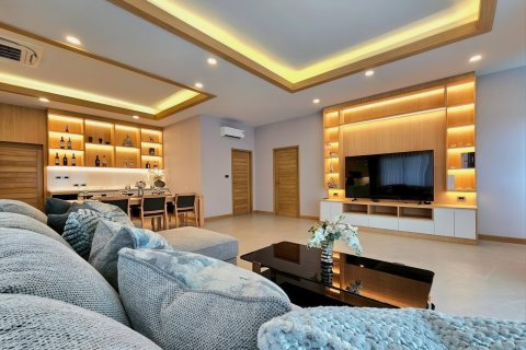 Chalet de 5 dormitorios en Pattaya, Tailandia № 155692 - foto 6