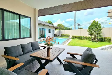 Chalet de 5 dormitorios en Pattaya, Tailandia № 155692 - foto 17