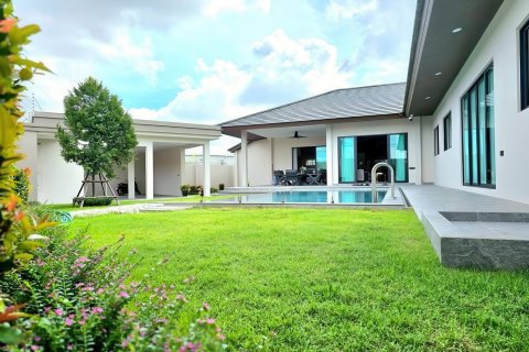 Chalet de 5 dormitorios en Pattaya, Tailandia № 155692 - foto 2