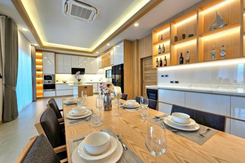 Chalet de 5 dormitorios en Pattaya, Tailandia № 155692 - foto 7