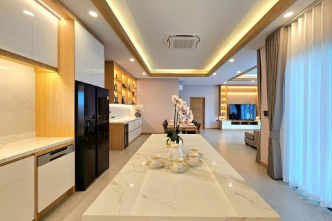 Chalet de 5 dormitorios en Pattaya, Tailandia № 155692 - foto 9