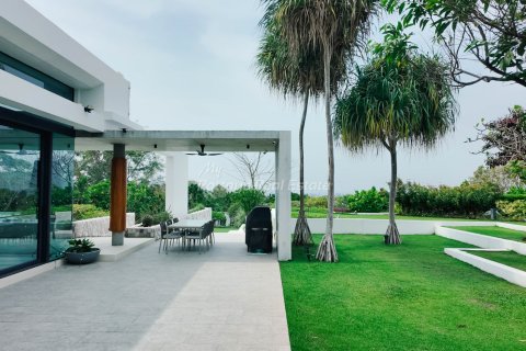 Casa de 5 dormitorios en Sattahip, Tailandia № 164830 - foto 30