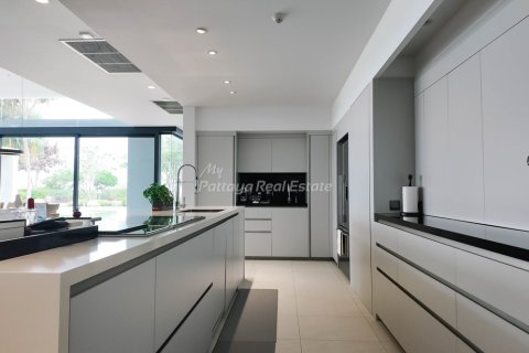 Casa de 5 dormitorios en Sattahip, Tailandia № 164830 - foto 14