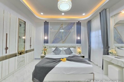 Casa de 4 dormitorios en Pattaya, Tailandia № 190916 - foto 11