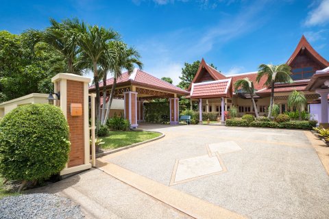 Chalet de 4 dormitorios en Pattaya, Tailandia № 162695 - foto 11