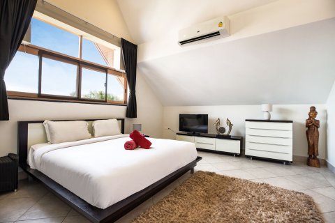 Chalet de 4 dormitorios en Pattaya, Tailandia № 162695 - foto 30